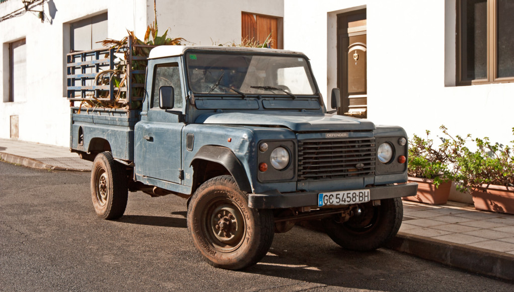 Land Rover z trzciną cukrową w górskiej miejscowości.