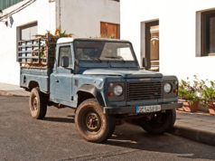 Coches antiguos de Gran Canaria III Land Rover z trzciną cukrową w górskiej miejscowości.