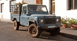 Land Rover z trzciną cukrową w górskiej miejscowości.