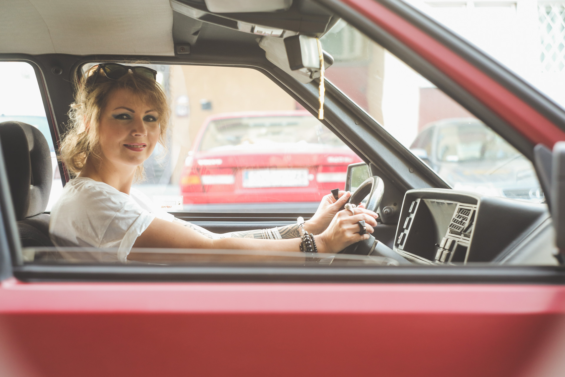 Skoda Favorit i dziewczyna za kierownicą